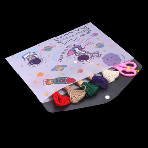 Carpeta <span class=keywords><strong>de</strong></span> <span class=keywords><strong>Archivos</strong></span> A4 al por Mayor a Precio <span class=keywords><strong>de</strong></span> Mayoreo, Bolsa <span class=keywords><strong>de</strong></span> Documentos <span class=keywords><strong>de</strong></span> Polipropileno Multicolor con Diseño <span class=keywords><strong>de</strong></span> Astronauta Espacial y Cierre <span class=keywords><strong>de</strong></span> Botón a Presión - Product Image 6
