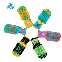 Chaussettes de sport antidérapantes en polyester/coton tricoté, personnalisées, respirantes, mignonnes, colorées, à motif papillon, pour enfants, numériques, pour trampoline