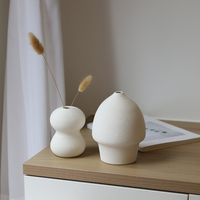 Vente en gros petit vase à fleurs moderne en céramique à rayures blanches arrangement floral simple vase en porcelaine pour la décoration de la maison et du bureau