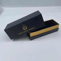 Boîte cadeau pour bougies bleu marine rigide avec couvercle et base, logo en feuille d'or, bordure dorée et nœud en satin pour l'emballage de 3 bougies votives