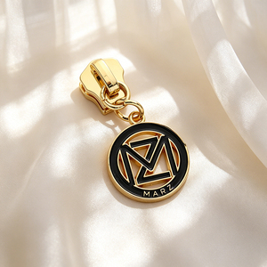 Deslizador de Cremallera Metálico de Marca de Moda con Logotipo Grabado Personalizado para Bolsos Premium, Equipaje y Accesorios de Ropa de Marca - Product Image 4