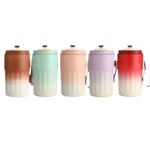 แก้วกาแฟแฟชั่นไล่เฉดสีแบบกำหนดเอง แก้วเก็บความร้อนสแตนเลสแบบพกพาพร้อมสายรัด เป็นของขวัญ - Product Image 1