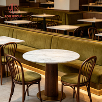 Mobilier de restaurant Ron Group, banquette en velours vert, chaise à structure en bois, table ronde en marbre moderne pour café commercial.