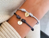 Bracelet en acier inoxydable plaqué or PVD 18 carats avec mini pendentif pièce de monnaie et cordon satiné, inaltérable, personnalisable avec initiales gravées