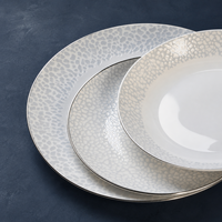 Service de table en porcelaine fine OEM de luxe, gaufré, avec bordure dorée, vaisselle en céramique personnalisée pour hôtels et restaurants