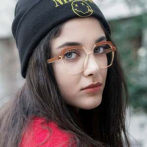 Lunettes de vue carrées tendance personnalisées avec logo, montures optiques TR90 anti-lumière bleue pour femmes, vente en gros - Product Image 4