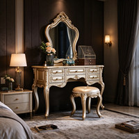 Ensemble de coiffeuse de style français avec miroir orné, commode à maquillage et tabouret rembourré, meubles de chambre à coucher