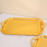 Plateau de service rectangulaire doré QT260005 avec poignées, plateau décoratif orné pour la restauration, les mariages, les hôtels et les restaurants