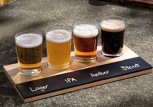 Bộ dụng cụ nếm thử bia thủ công mới năm 2026, khay đựng bia bằng gỗ với bảng đen & 4 ly nếm thử - Product Image 3