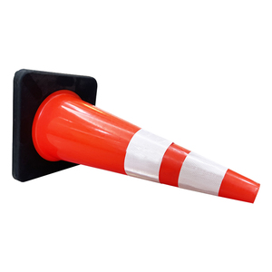 Cono de Tráfico de PVC de 700 mm, Cuerpo Rojo, Base Negra, Cono de Seguridad Reflectante para Advertencia Vial, Base de Plástico de 360x360 mm - Product Image 3