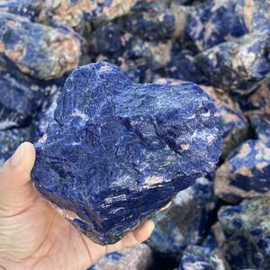 Hochwertige natürliche Kristall-Roh quarz-Blau-Sodalith-Rohstein-Mineralproben - Product Image 1