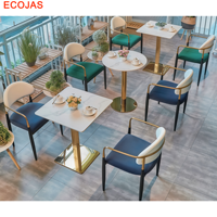 Ensemble table et chaises de restaurant d'hôtel avec fauteuils rembourrés bicolores et cadres dorés