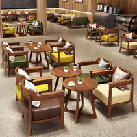Ensemble de mobilier de restaurant commercial moderne : tables, chaises, banquettes, coffres de rangement, design panneau, pour clubs et cafés, robuste et durable
