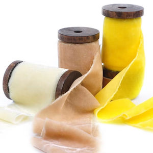 도매 DIY 하이 퀄리티 100% 폴리 에스테르 벨벳 닳은 선물 포장 리본 사용자 정의 색상 결혼식을 위한 높은 끈기 꽃다발 롤 - Product Image 4