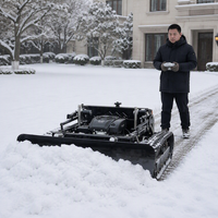 Tondeuse à gazon multifonctionnelle télécommandée avec pelle à neige montée à l'avant pour le déneigement des allées et l'entretien des terrains ruraux