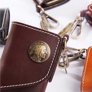 2023 nueva moda logotipo personalizado hecho a mano cuero genuino funda para llave llavero Casual marrón llavero tarjetero billetera - Product Image 6