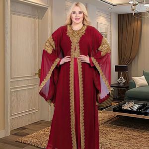 Robe exquise à manches évasées avec bordure de fleurs dorées brodées, inspirée de la mode musulmane du Moyen-Orient - Product Image 3