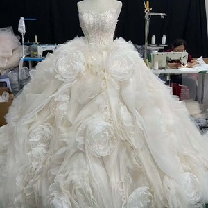 Vestido de Novia Moderno Hz010 Color Marfil con Escote Corazón, Adornado con Perlas de Cristal y Apliques de Rosas 3D Grandes, Largo hasta el Suelo - Product Image 4