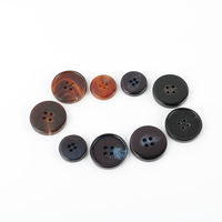 Boutons plats en corne de buffle véritable à 4 trous pour l'automne et l'hiver, écologiques et lavables en machine, pour accessoires vestimentaires (vente en gros)