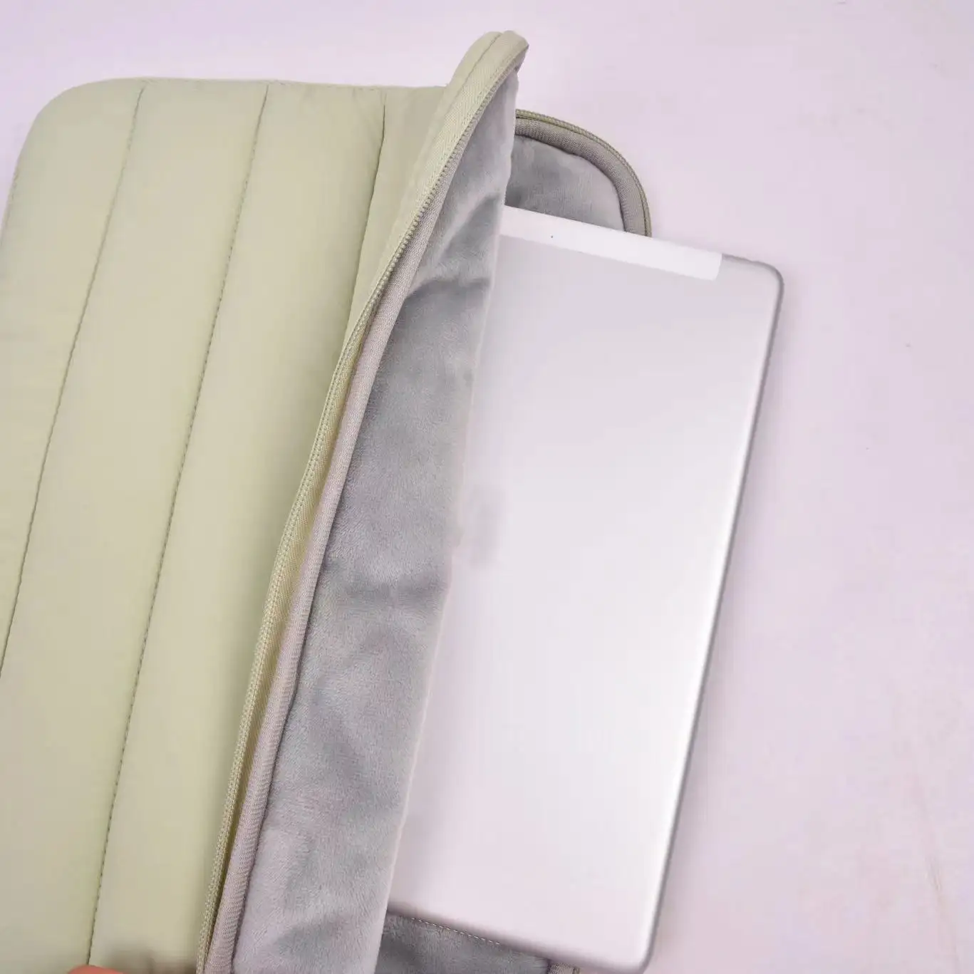 Personalizado negócio bonito puffer manga protetora acolchoado portátil bonito pad laptop computador viagens negócios pasta saco mulheres