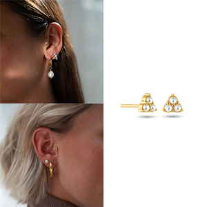 Boucles d'oreilles clous tendance CANNER en forme de triangle simple avec perles, plaquées or 18 carats, vente en gros - Product Image 5