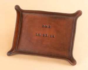 Plateau de service en cuir gravé sur mesure, rectangulaire, minimaliste, fait main, vaisselle et assiettes pour mariage - Product Image 1