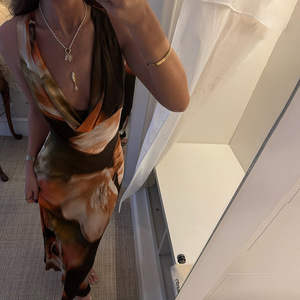 เดรสยาวแฟชั่นฤดูร้อนสำหรับผู้หญิง สไตล์เรโทร คอวี สายผูกคอ ลายพิมพ์ เอวสูง แขนกุด - Product Image 3