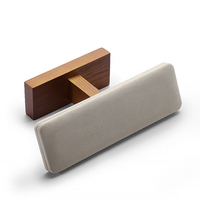 Présentoir en bois DIGU pour bracelets, avec support en T et coussinets inclinés en velours/lin, idéal pour montres et bijoux en comptoir ou vitrine