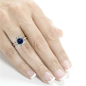 Elegante anello a forma di fiore cavo per donna, design con pietre blu intarsiate, gioielli alla moda - Product Image 5