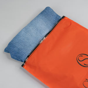 Bolsa de Embalaje para Ropa con Cierre de Cremallera, Translúcida, Roja, con Logotipo Personalizado, Impresión Personalizada, Alta Calidad, Directo de Fábrica - Product Image 3