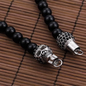 قلادة بسلسلة من الخرز الزجاجي الأفريقي من كالين مع قلادة على شكل جمجمة وصليب - Product Image 4