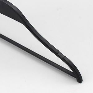 Biểu tượng tùy chỉnh bán buôn chống trượt treo quần áo kéo xuống quần áo móc áo nhựa với móc kim loại - Product Image 1