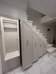 <span class=keywords><strong>Armoire</strong></span> coulissante encastrée avec poignée métallique, unité de rangement minimaliste et gain de place, finition laquée blanche sur mesure pour escalier duplex - Product Image 2