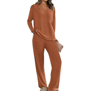 ชุดเซ็ตไหมพรมลำลองสำหรับผู้หญิง สไตล์โมเดิร์นสำหรับฤดูใบไม้ร่วง เสื้อแขนยาวทรงไฮโลว์ กางเกงขายาวทรงหลวม เหมาะสำหรับใส่ไปเที่ยวพักผ่อน - Product Image 1