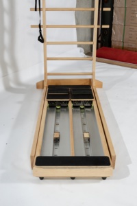 Équipement professionnel <span class=keywords><strong>de</strong></span> studio <span class=keywords><strong>de</strong></span> gym commercial : Reformer Pilates à baril et échelle bidirectionnelle réglable et durable pour <span class=keywords><strong>la</strong></span> santé - Product Image 4
