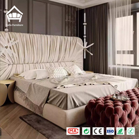 Lit King Size en Tissu Rembourré de Design Italien de Luxe, Mobilier Moderne pour Chambre Parentale avec Tête de Lit Plissée pour Projet Hôtelier ou Villa