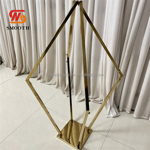 Soporte de flores de Metal negro dorado con forma de diamante liso, centro de mesa poligonal, pantalla de Metal duradera geométrica para interiores y exteriores - Product Image 6