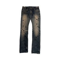 Jean évasé personnalisé brodé araignée, avec patch araignée 3D et détails effet fissures, déchiré et vieilli, taille haute, style gothique punk