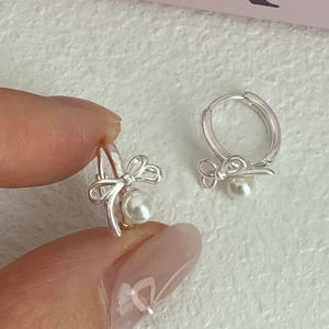 ต่างหูแบบห่วงผูกโบว์ประดับมุกเงินสเตอร์ลิงสำหรับงานปาร์ตี้คลาสสิกคอลเลกชันดีไซน์เนอร์สไตล์เกาหลีอเนกประสงค์ทุกวัน925 - Product Image 3