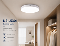 Suspension LED en métal avec globe en albâtre, luminaire nordique moderne et épuré, blanc chaud, petite taille, pour salon et projets.