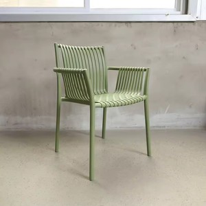 <span class=keywords><strong>Chaises</strong></span> de restaurant et de bistrot empilables modernes en plastique PP vert, durables, imperméables, avec accoudoirs pour hôtel et usage extérieur - Product Image 1