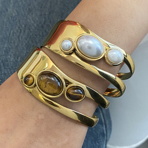 <span class=keywords><strong>Bracciale</strong></span> Elegante in Acciaio Inossidabile Placcato Oro 18k con <span class=keywords><strong>Perle</strong></span> Finte e Design Traforato Impermeabile - Product Image 1