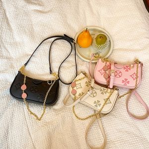 Modieuze En Veelzijdige Kleine <span class=keywords><strong>V</strong></span>-Stijl Onderarmtas Voor Dames, Een Nieuwe Zomer Retro-Bedrukte Crossbody-Ketting Met Één Schouder - Product Image 2