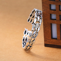 Un Scool of Fish Bracelet en alliage de zinc Poisson plaqué argent Bracelet ouvert réglable à trois couches Cadeau pour les amis Cadeau d'anniversaire