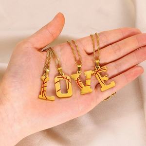 Venta al por mayor nuevo diseño de baloncesto de acero inoxidable gran <span class=keywords><strong>inicial</strong></span> colgante Collar chapado en oro <span class=keywords><strong>con</strong></span> <span class=keywords><strong>cadena</strong></span> de eslabones de moda - Product Image 6