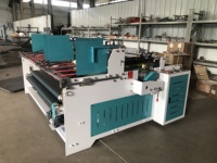 Machine semi-automatique de pliage, de collage et de formage de boîtes en carton, plieuse-colleuse à pression