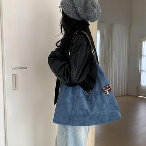 Sac à bandoulière hobo croissant en daim pour femme, avec large sangle, œillets argentés, clous décoratifs et fermeture éclair, idéal pour un look décontracté - Product Image 2
