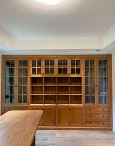 ตู้หนังสือไม้เชอร์รี่แบบดั้งเดิมของอเมริกาเหนือ - ชั้นวางของไม้พร้อมแผงกระจกและลิ้นชักสำหรับห้องนั่งเล่น/ห้องทำงาน - Product Image 2