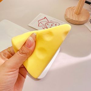 Le même style de jouet anti-stress en forme de fromage triangulaire, doux et mou, à ressort lent, amusant à pincer, simulation alimentaire. - Product Image 3