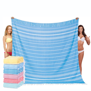 Serviettes de plage turques surdimensionnées en coton biologique personnalisées, blanches, 100% coton turc, rayées avec des pompons, grande serviette de plage - Product Image 1